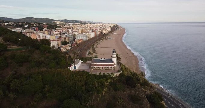 Faro de Calella de mar en El Maresme, Catalu&ntilde;a, Espa&ntilde;a. Ciudad costera del Mediterr&aacute;neo