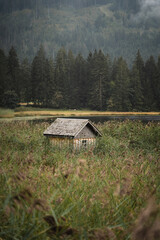 Kleine Hütte an einem Bergsee in der Schweiz