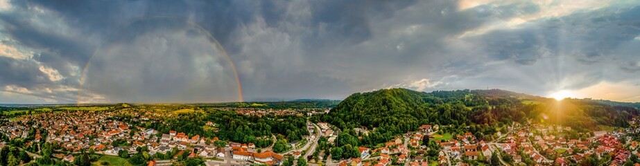 Fototapeta na wymiar Regenbogen, Panorama, Alpenblick, Pfaffenwinkel, Hohenpeißenberg, Bayern, Oberbayern, Deutschland