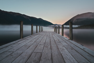 Sonnenaufgang über einem See mit Steg in Neuseeland, Peaceful morning 