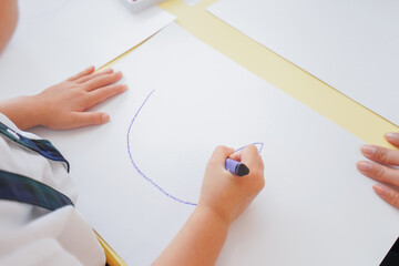 保育園でお絵描きをする子どもたち