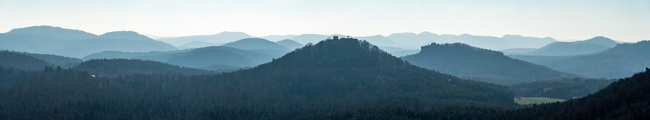 Panoramablick vom Rötzenfels auf Burg Lindelbrunn und Rödelstein, Pfälzerwald