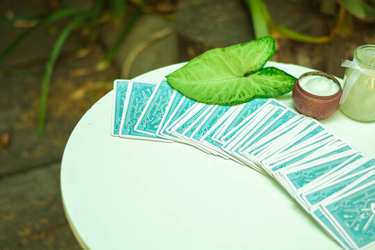 Cartas de tarot en naturaleza, lectura de tarot. Bruja leyendo las cartas. 