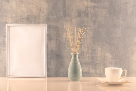 Modèle de cadre photo blanc avec espace vide pour logos, inscription publicitaire. Cadre en mode portrait sur un espace de travail avec une tasse de café. Ambiance zen.