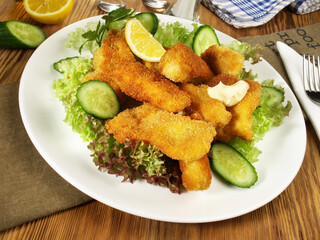 Fischfilet Backfisch Nuggets auf Salat