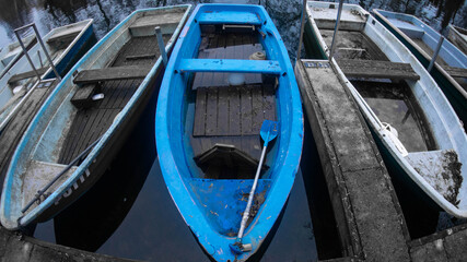 Fototapeta na wymiar Verlassne Boote in Köpenick