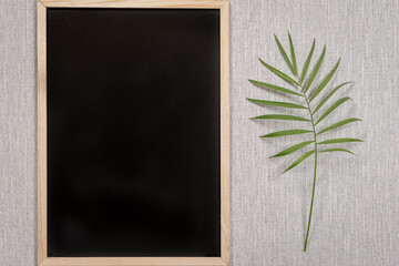 Modèle de tableau noir en ardoise avec espace vide pour logos, inscription publicitaire. Cadre en...