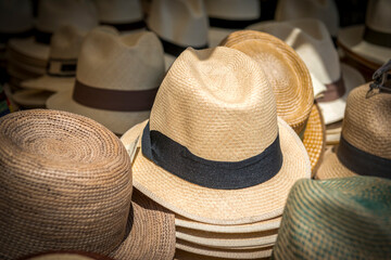 szeroki wybór klasycznych kapeluszy panama na straganie na targu wakacyjnym - obrazy, fototapety, plakaty