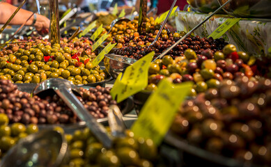Ogromny wybory® oliwek w różnych gatunkach, kolorach i rozmiarach
