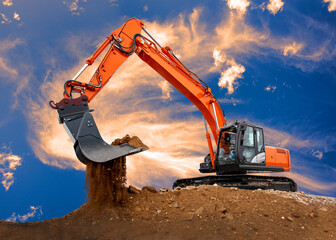 Bagger bei der Arbeit auf einer Baustelle