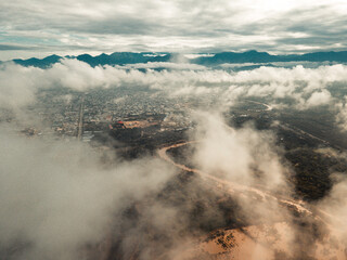 Fototapeta premium NUBES CIUDAD DRONE