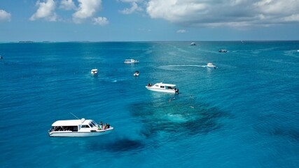 Obraz premium Scuba diving, diving in the ocean on boats and ships from a bird's eye view, Maldives