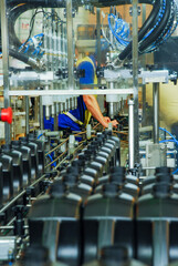 Obraz premium The oil is dispensed in the gallon