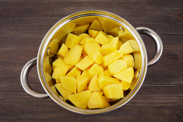 ziemniaki surowe w garnku