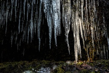 Lichterglanz in der finsteren Drachenschlucht bei Eisenach - Gro&szlig;e Eiszapfen im Sonnenlicht