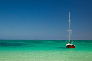 Fototapeta premium USA, Hawaii, Oahu, Lanikai Beach with tropical blue water and islands off shore