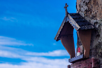 Fototapeta premium kapliczka na drzewie