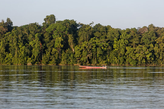 Pirogue remonte le fleuve Maroni en Guyane fran&ccedil;aise