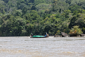 Transport de marchandise en pirogue sur le fleuve Maroni en Guyane française © galaad973