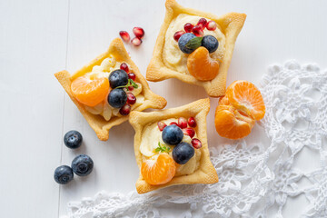 lemon orange clementine  curd custard cream tartlets with fresh fruit  - 419242155