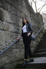 Schönen Frau an der Treppe