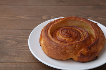 丸いパン 渦巻き クロワッサン テーブル