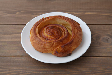 丸いパン 渦巻き クロワッサン テーブル