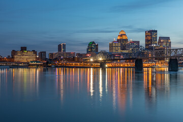 Naklejka premium Skyline at dusk, Louisville, Kentucky.