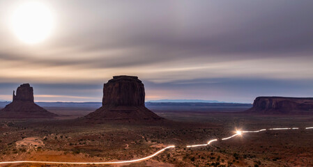 Fototapeta premium dramatic landscape photo of the spectacular mesa and buttes and rock formations in Monument Valley in the border of Utah and Arizona.