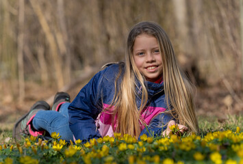 Porträt eines jungen, hübschen, nachdenklich oder frechen Mädchens. Der Frühling schickt den...