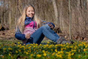 Porträt eines jungen, hübschen, nachdenklich oder frechen Mädchens. Der Frühling schickt den...