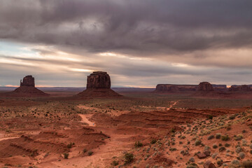 Naklejka premium dramatic landscape photo of the spectacular mesa and buttes and rock formations in Monument Valley in the border of Utah and Arizona.