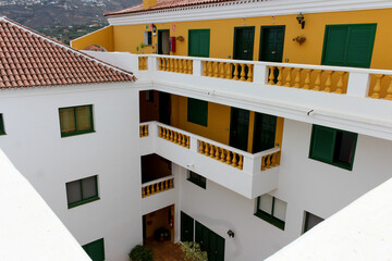 Fototapeta na wymiar Hotel patio with white and orange walls in Tenerife