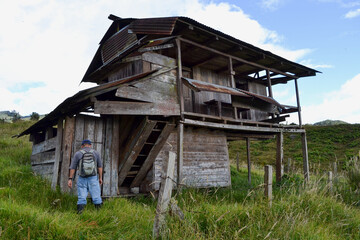 casa de campo abandonada en la montaña