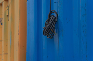 Cable negro sobre fondo azul