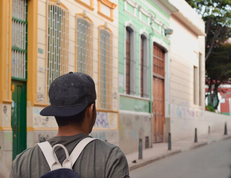 Hombre paseando por calles antiguas