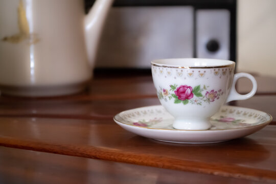 Pocillo de porcelana con motivo de flores