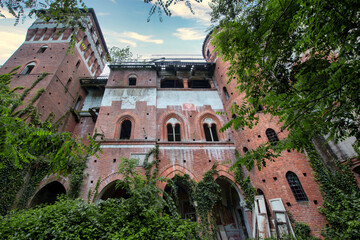 Ein mittelalterliches Schloss sucht einen neuen Besitzer.