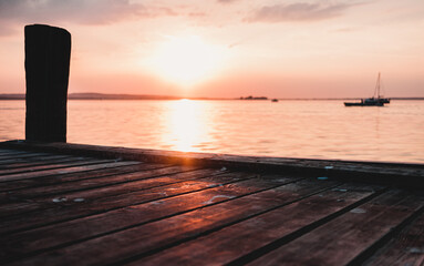 Naklejka na ściany i meble Steg während des Sonnenuntergangs am Steinhuder Meer