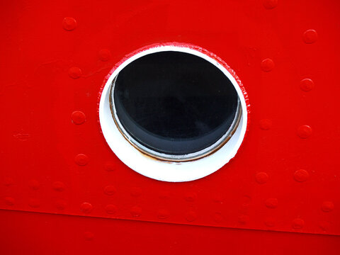 Red Shell Plate With Porthole