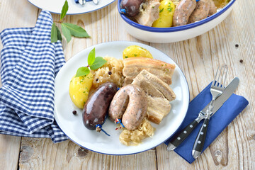 Bayerische Schlachtplatte mit Blut- und Leberwurst, Wammerl, Sauerkraut und Kartoffeln – Bavarian...