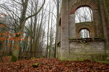 alter pavillon mit Brücke im Wald