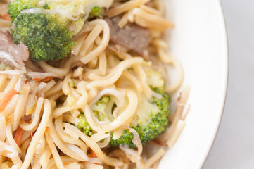 beef chow mein with vegetables
