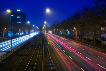 Langzeitbelichtung nachts auf einer Strasse. Light trails zur blauen Stunde.