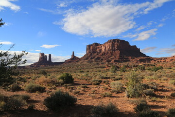Fototapeta na wymiar spectacular landscape photo of buttes and mesas in Monument Valley in the border of Utah and Arizona.