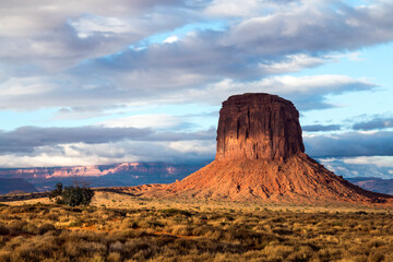 spectacular landscape photo of buttes and mesas in Monument Valley in the border of Utah and Arizona.