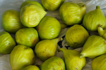 green figs on a table