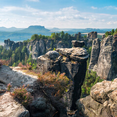 Sandsteinfelsen mit blühendem Heidekraut, Ausblick  auf die Basteibrücke und den Lilienstein,...