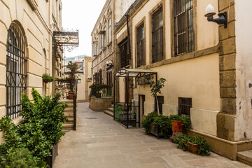 Fototapeta na wymiar Narrow alley in the old town of Baku, Azerbaijan
