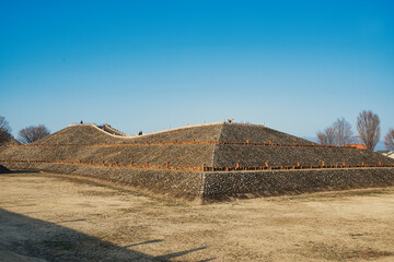古墳王国群馬・保渡田古墳群の埴輪の立ち並ぶ風景
